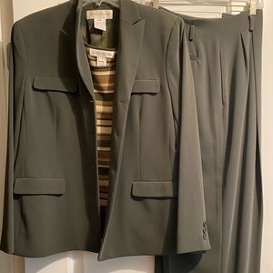 JONES NEW YORK Olive green pantsuit